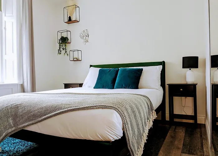 Sterling Stylish 2 Bedroom Central Modern Apartment