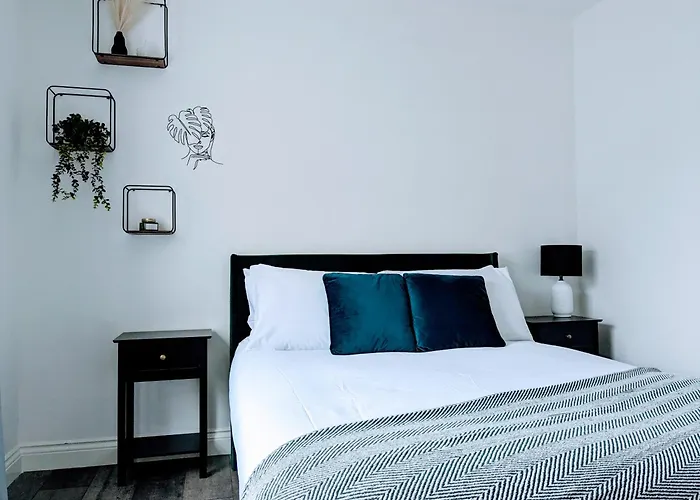 Sterling Stylish 2 Bedroom Central Modern Apartment